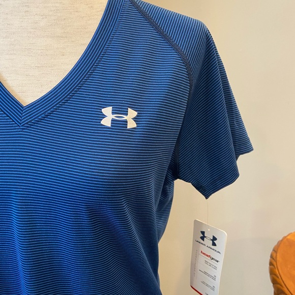 Under Armour V-Neck S/S T-Shirt NWT - Picture 2 of 8